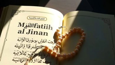کتاب مفاتیح الجنان باز با نور گرم، هلال ماه، تسبیح و نوشته فارسی کلیدهای بهشت